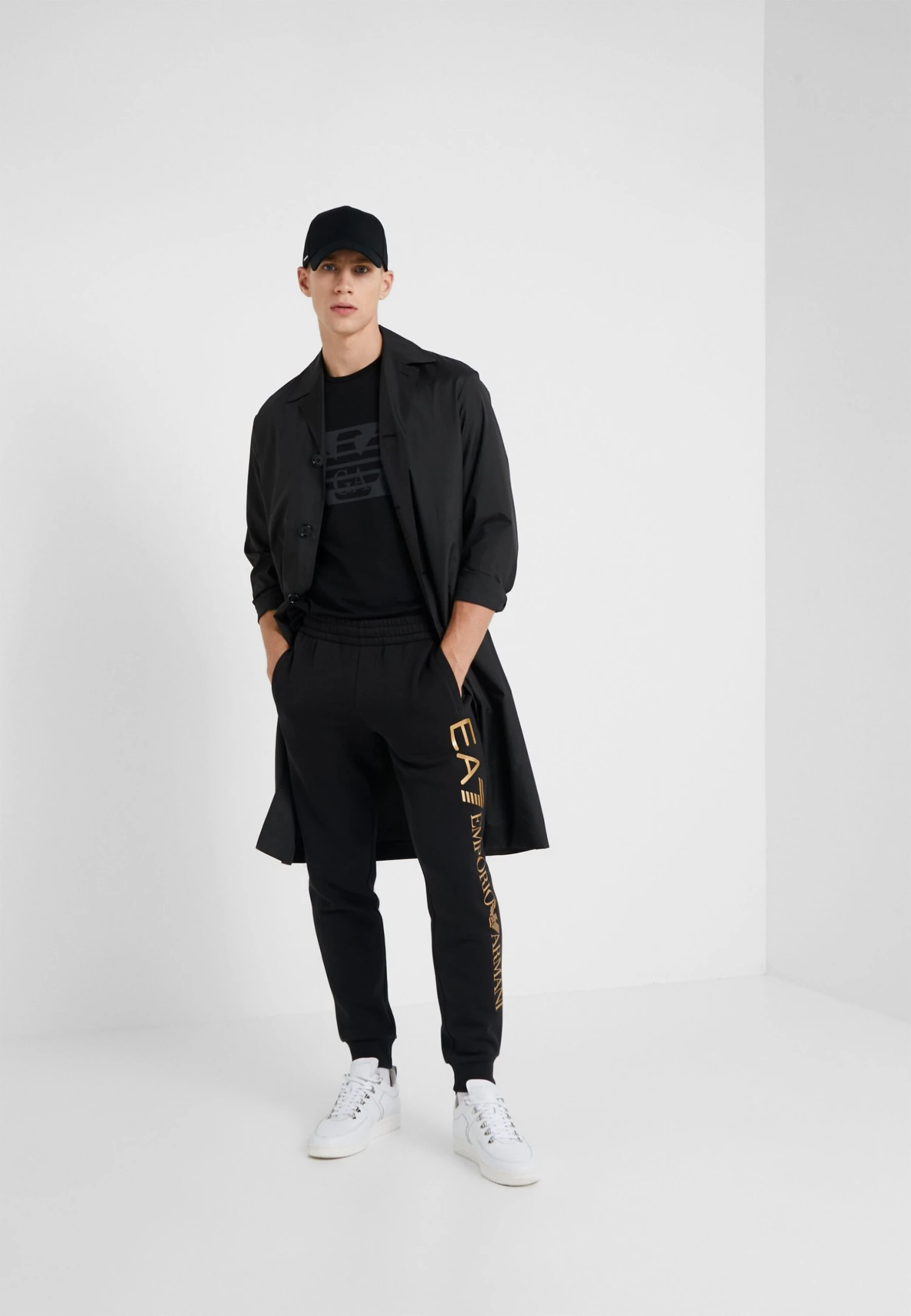 EA7 Emporio Armani Trouser - Joggebukse - Black/Gold - Image 2